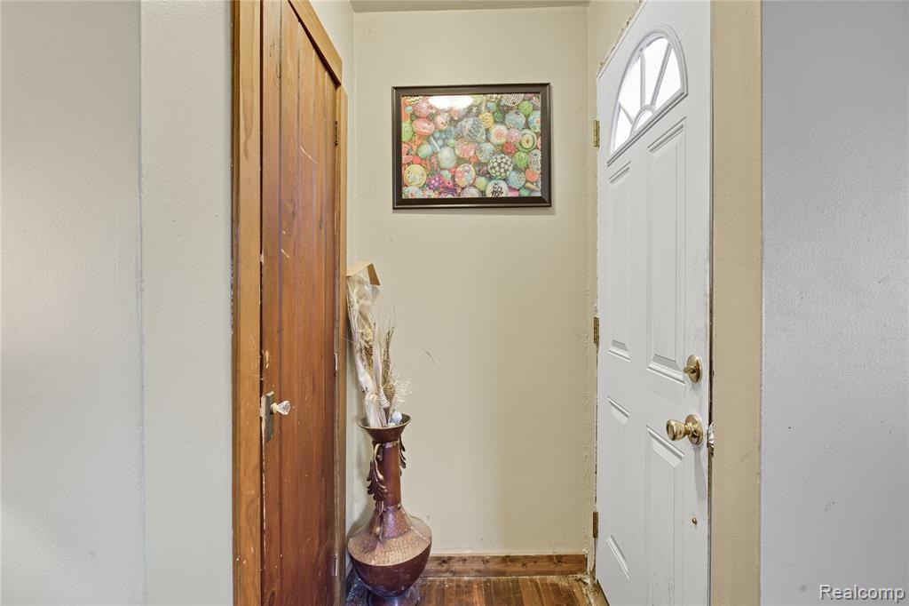 11478 Engleman Road Warren, MI 48089 - Photo 4 of 46