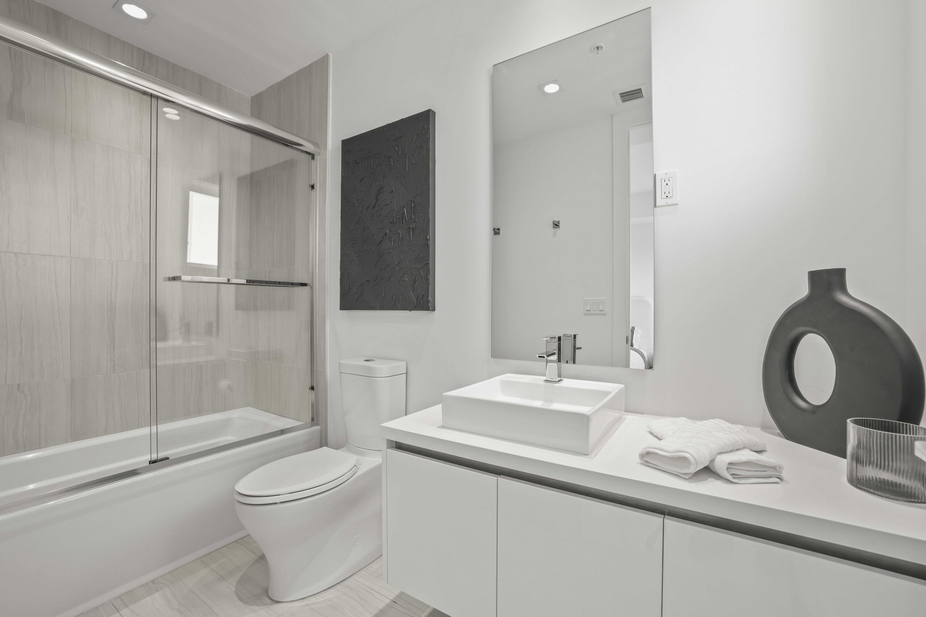 155 East Boca Raton Road, Unit 823 Boca Raton, FL 33432 - Photo 18 of 48 Unit 823 - 30 Bathroom 2