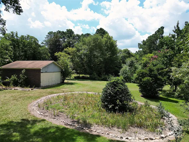 a view of a backyard