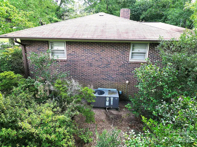 a view of a house with a tub