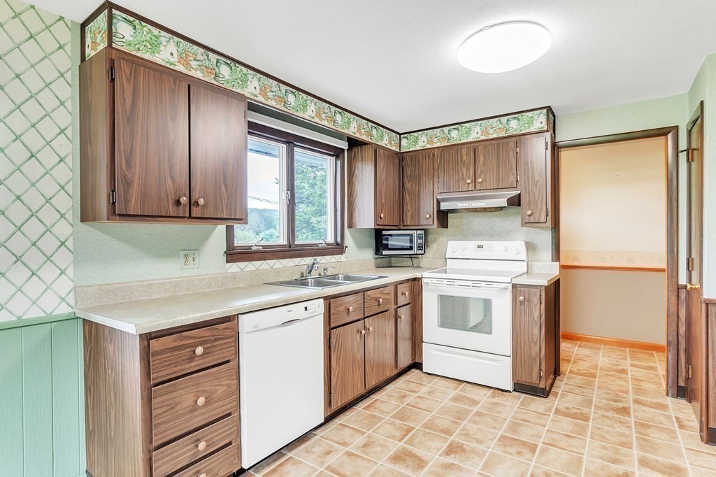 205 Dunhamtown Palmer Road Brimfield, MA 01010 - Photo 5 of 28 Gallery Image 5