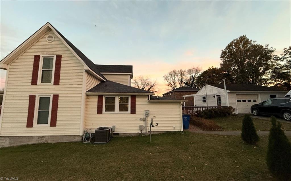 302 Spring Street Mount Airy, NC 27030 - Photo 2 of 17