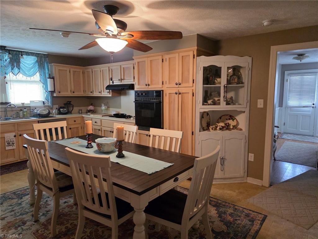 302 Spring Street Mount Airy, NC 27030 - Photo 6 of 17 Kitchen