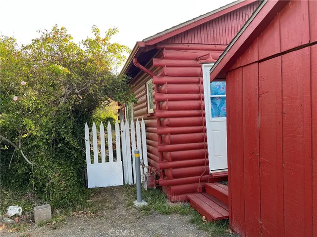 a close up of a wall with a white wall