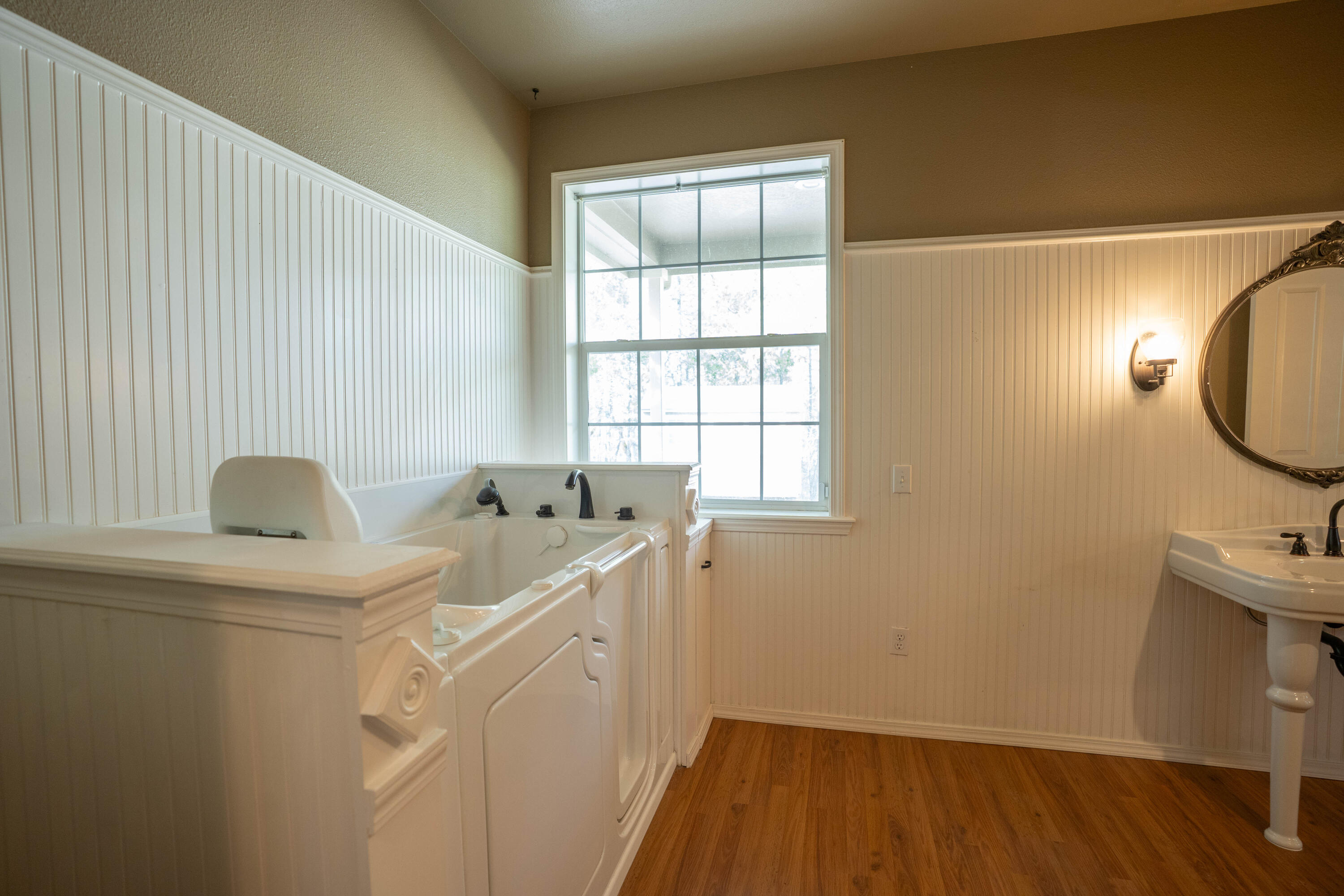 2080 Swingle Road Trail, OR 97541 - Photo 17 of 52 Walk in jacuzzi tub in primary en suite.