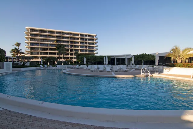 a large building with a lot of windows