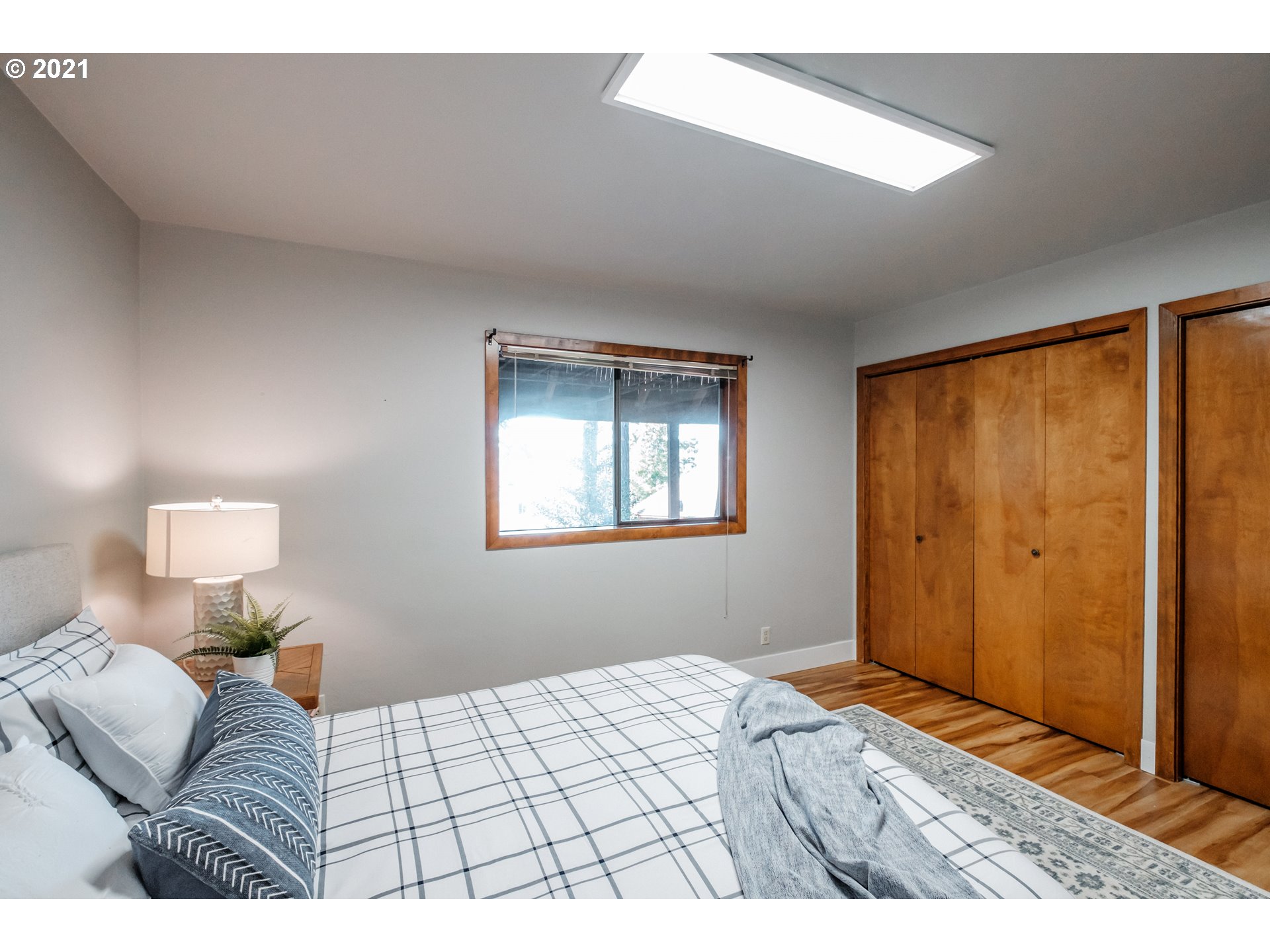 7249 Daisy Street Springfield, OR 97478 - Photo 29 of 32 a bedroom with a bed and a window