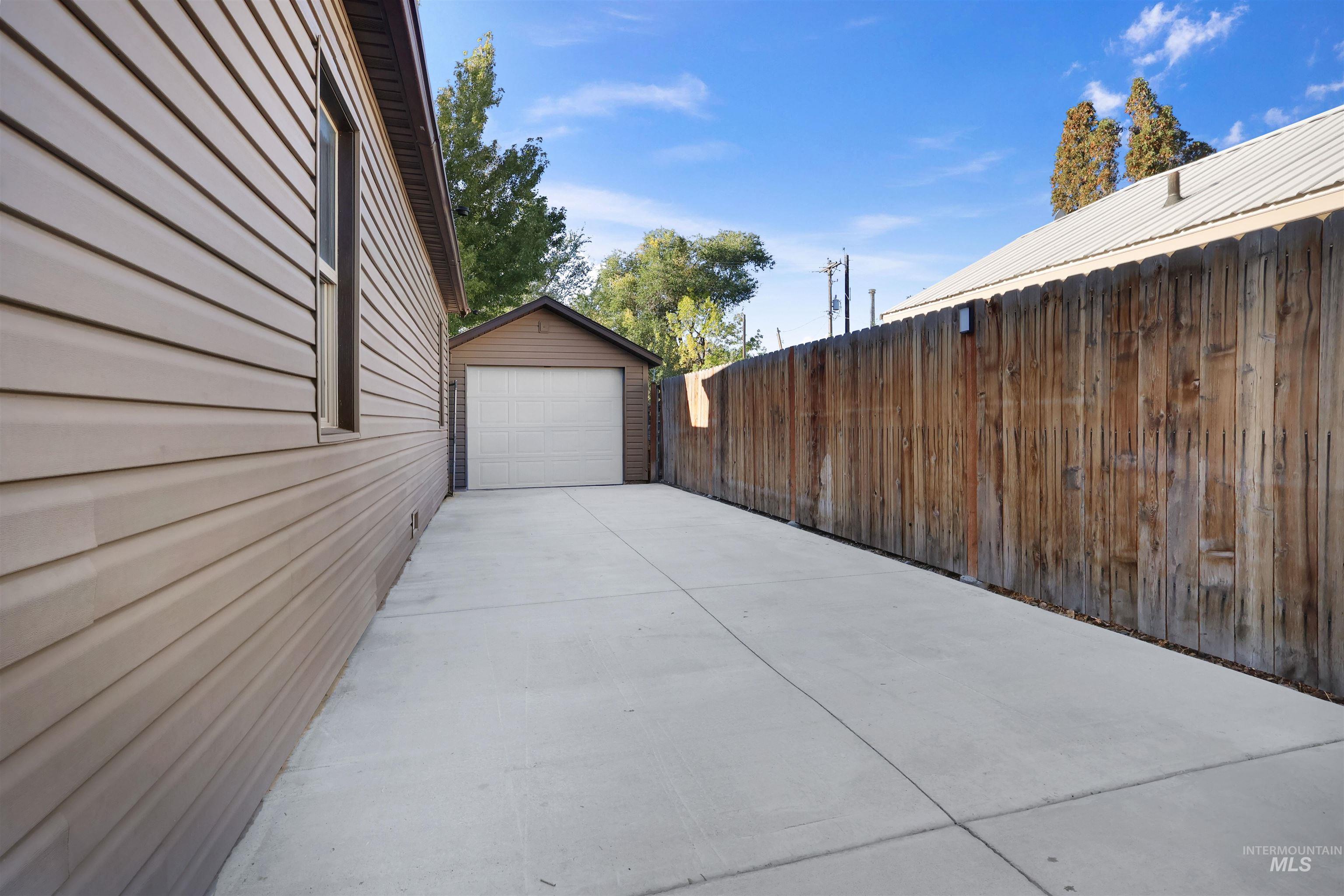 1009 9th Street Rupert, ID 83350 - Photo 22 of 28 Detached garage with a roll-up door