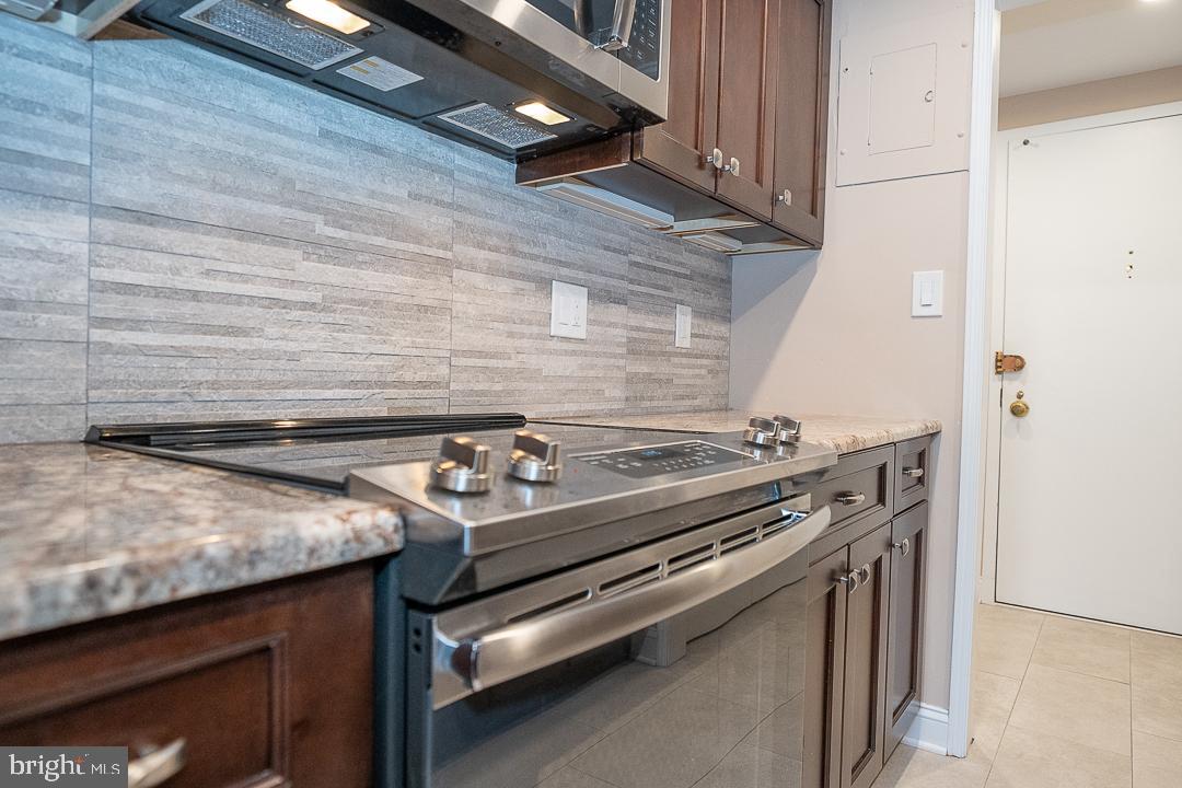 1919 Chestnut Street, Unit 807 Philadelphia, PA 19103 - Photo 6 of 25 a close view of stove top oven