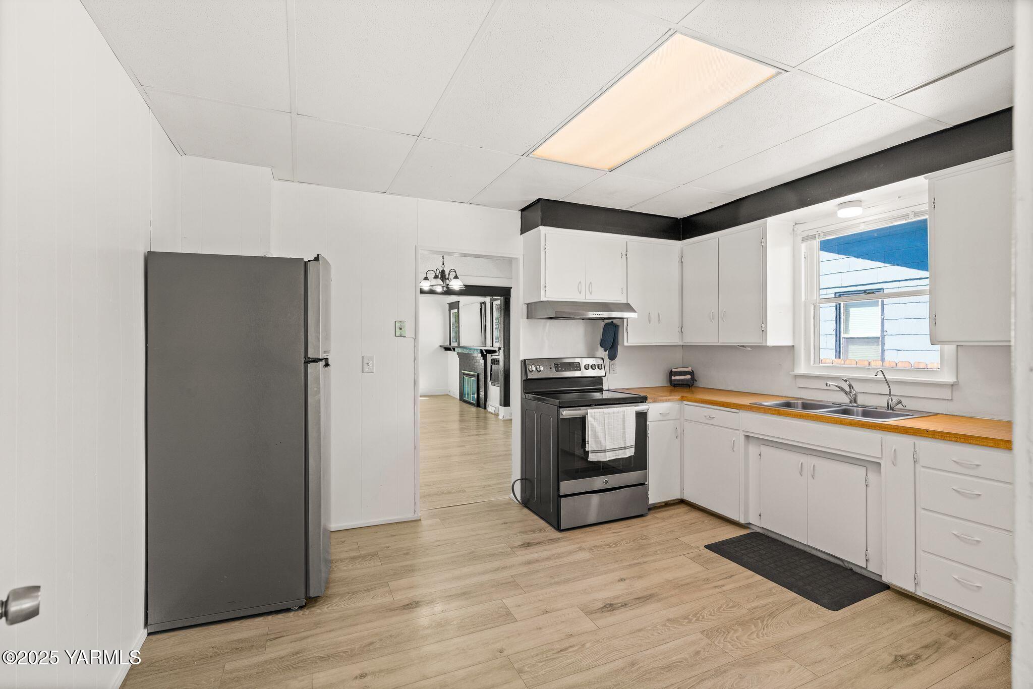 705 South 8th Avenue Yakima, WA 98902 - Photo 12 of 25 a kitchen with stainless steel appliances granite countertop a refrigerator and a stove top oven