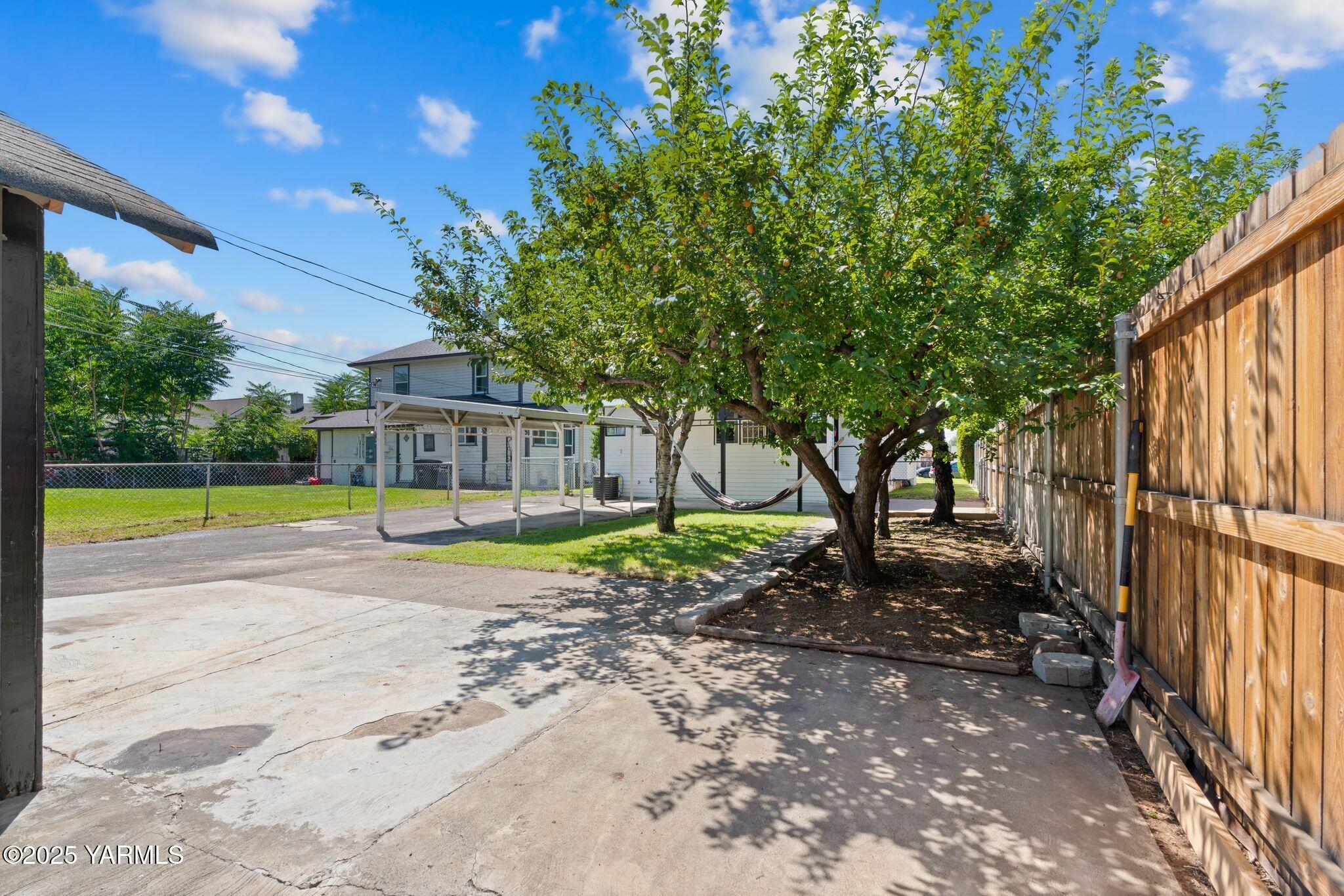705 South 8th Avenue Yakima, WA 98902 - Photo 20 of 25 a view of a swimming pool with a backyard