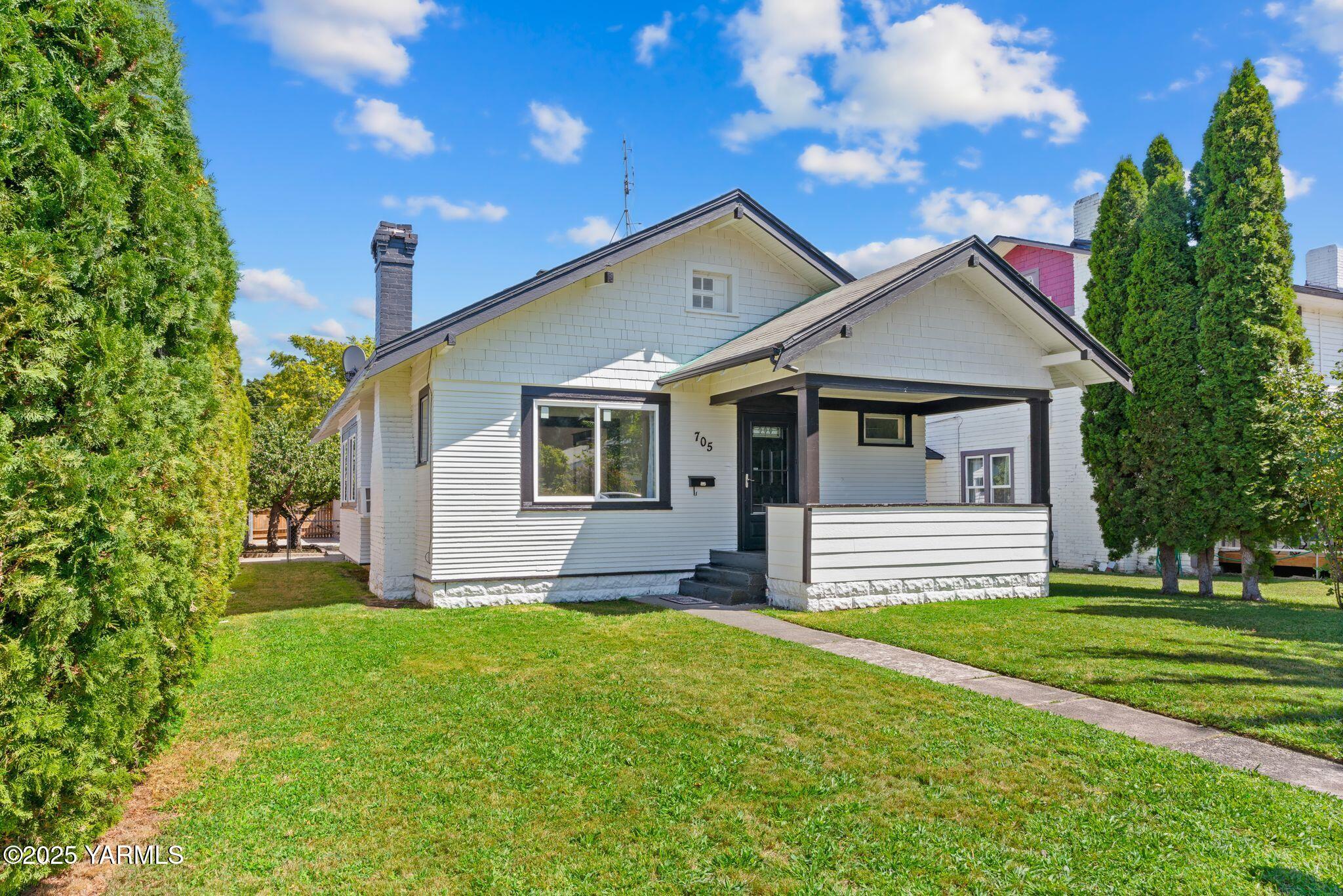 705 South 8th Avenue Yakima, WA 98902 - Photo 2 of 25 a front view of a house with a yard