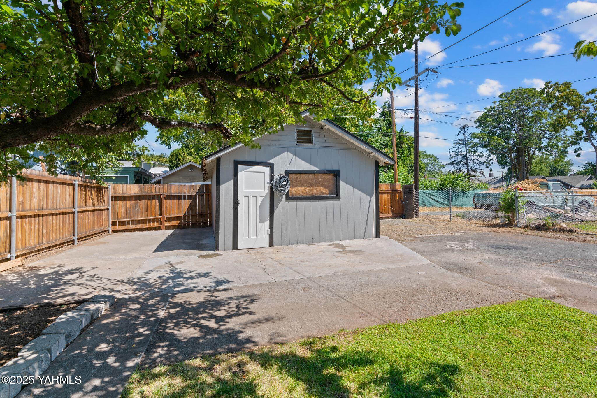 705 South 8th Avenue Yakima, WA 98902 - Photo 21 of 25 a front view of a house with a yard and garage