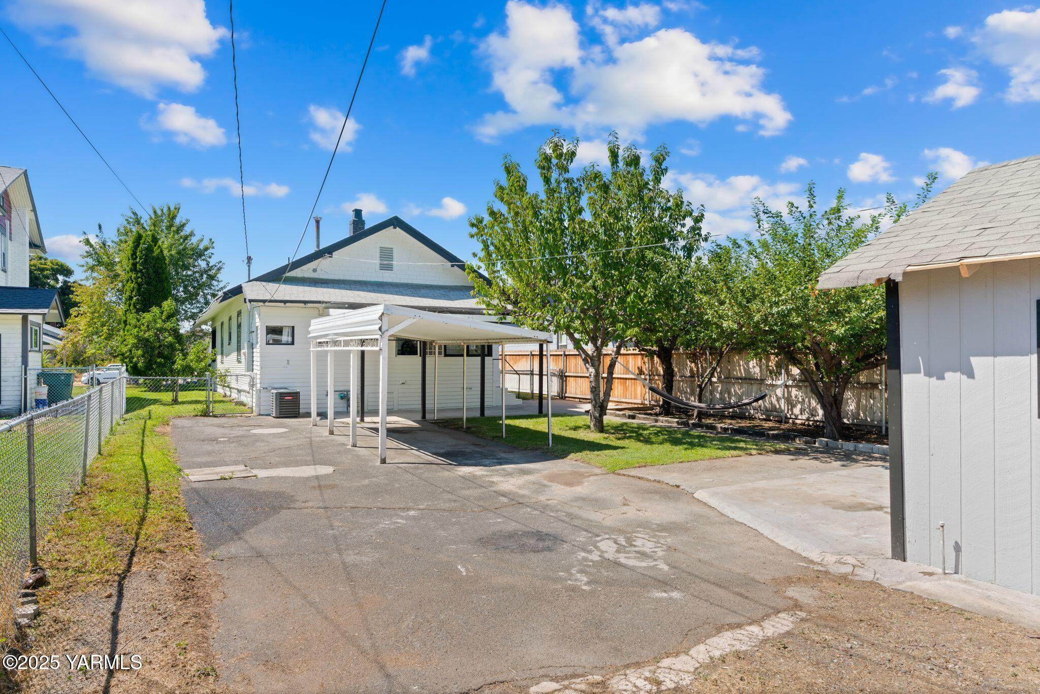 705 South 8th Avenue Yakima, WA 98902 - Photo 22 of 25 a patio with a yard