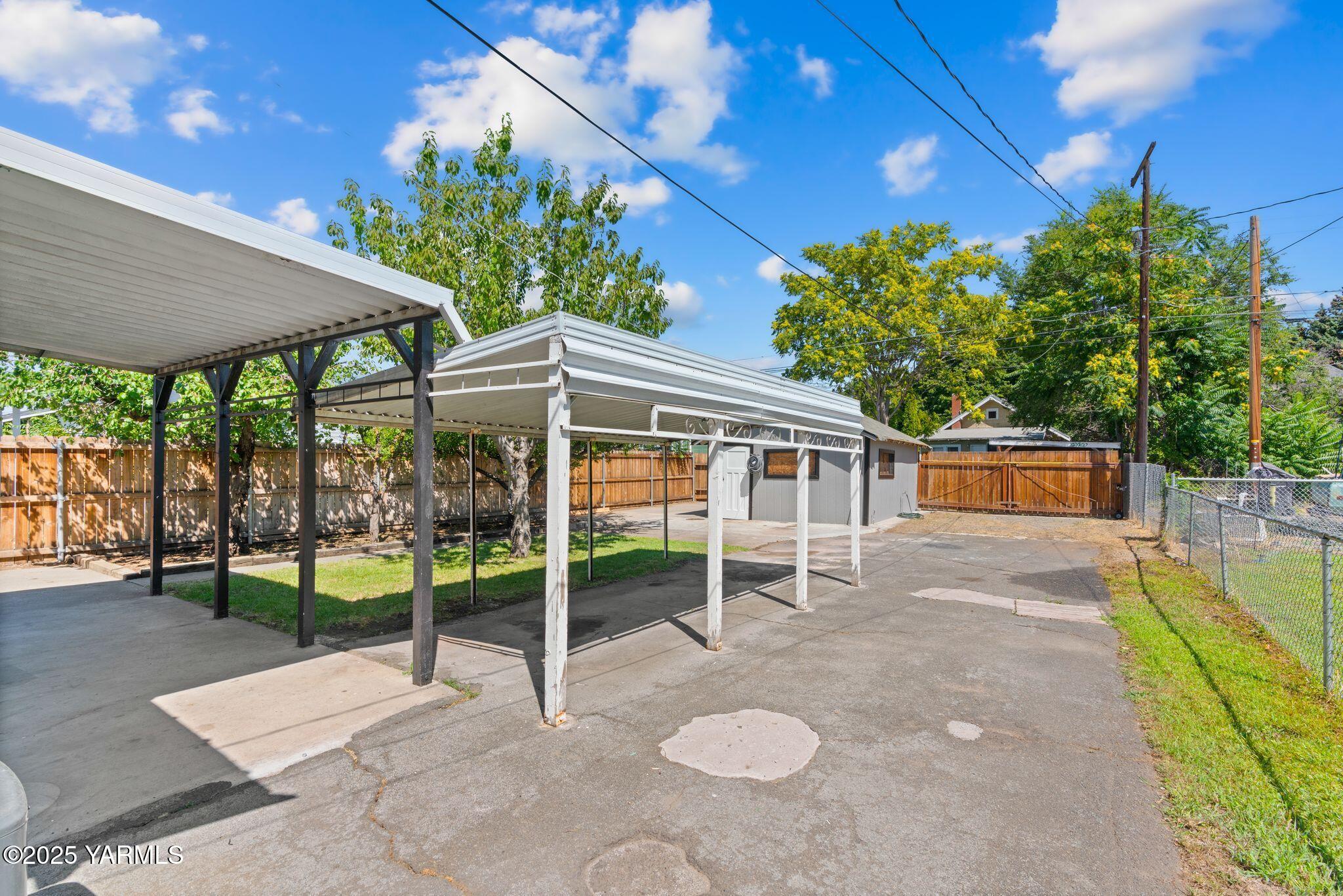 705 South 8th Avenue Yakima, WA 98902 - Photo 23 of 25 a front view of a house with a yard