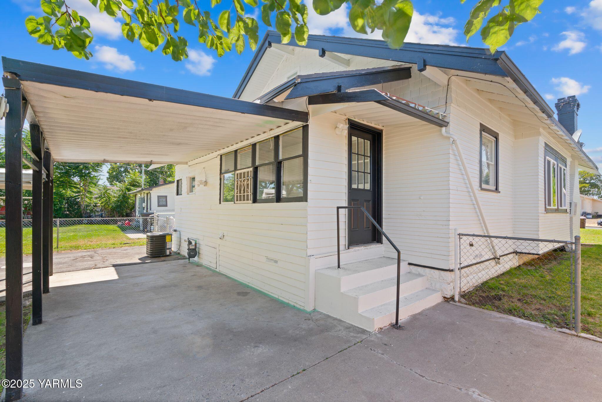705 South 8th Avenue Yakima, WA 98902 - Photo 24 of 25 a view of a garden with an outdoor space