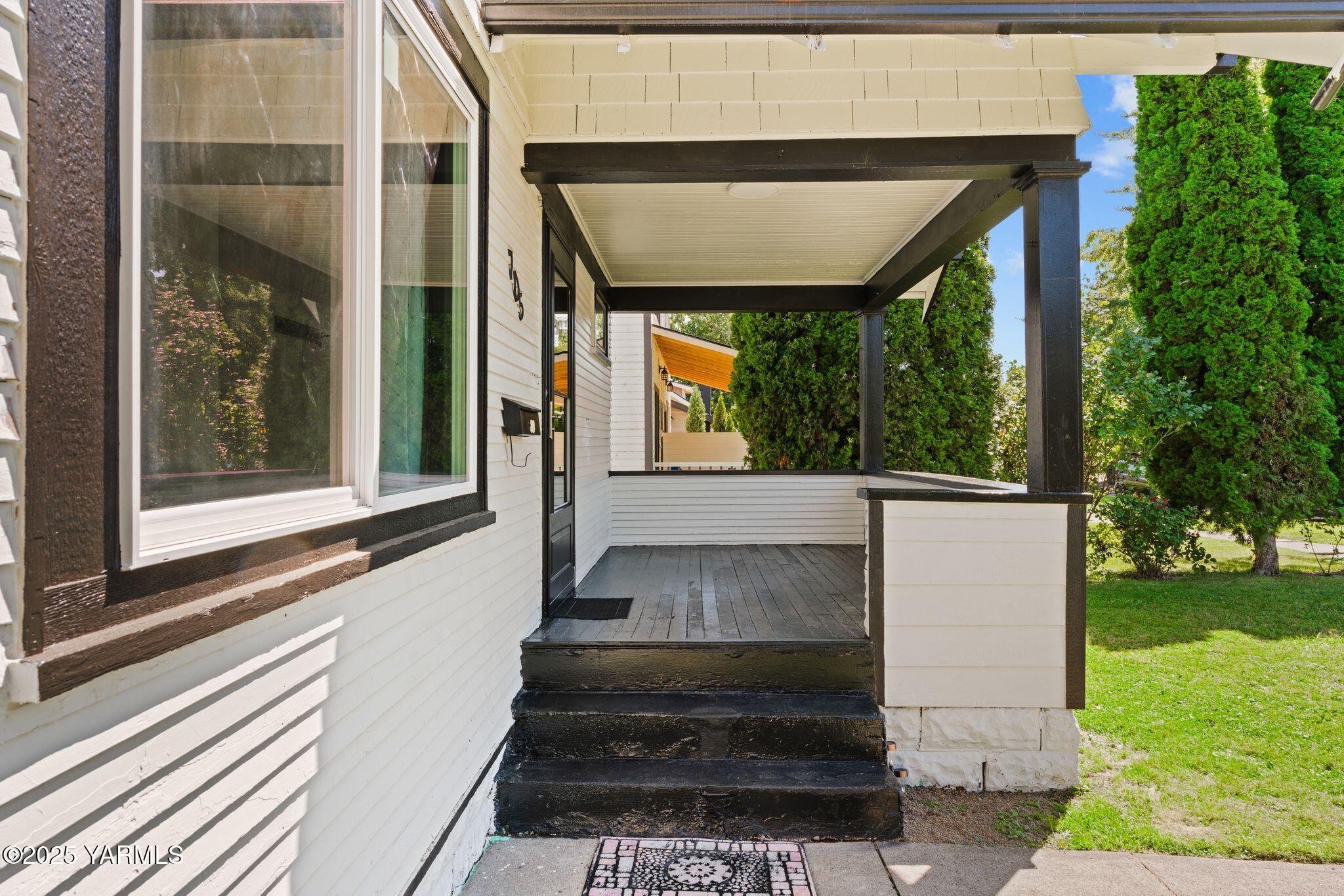 705 South 8th Avenue Yakima, WA 98902 - Photo 3 of 25 a front view of a house with a yard