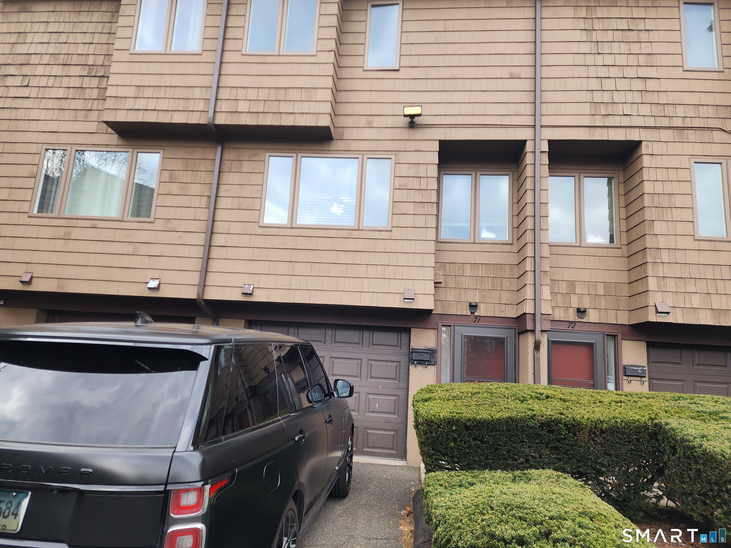 71 Towne House Road, Unit 71 Hamden, CT 06514 - Photo 30 of 32 a view of a back yard of the house