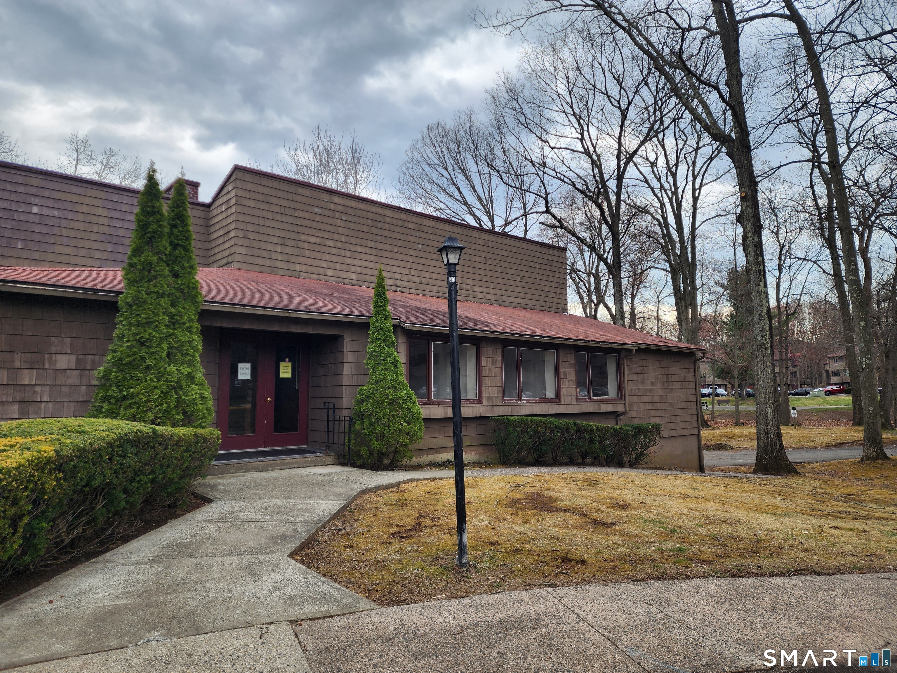 71 Towne House Road, Unit 71 Hamden, CT 06514 - Photo 5 of 32 a front view of a house with garden