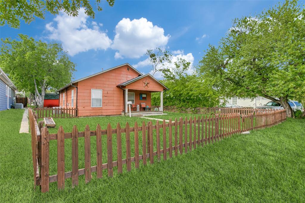 612 East Wall Street Grapevine, TX 76051 - Photo 2 of 33