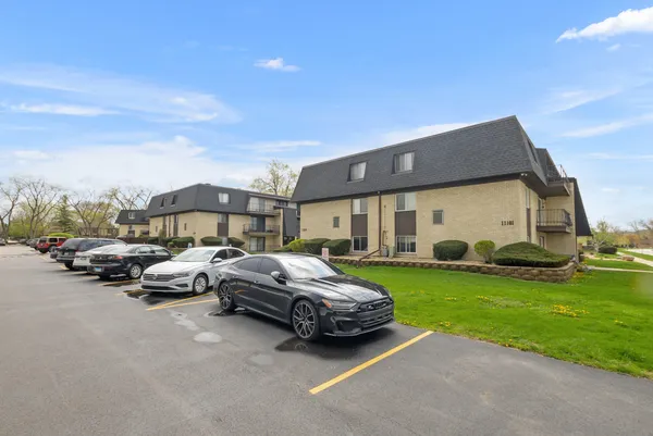 $180,000 | 11101 South 84th Avenue, Unit 3A, Palos Hills, IL 60465