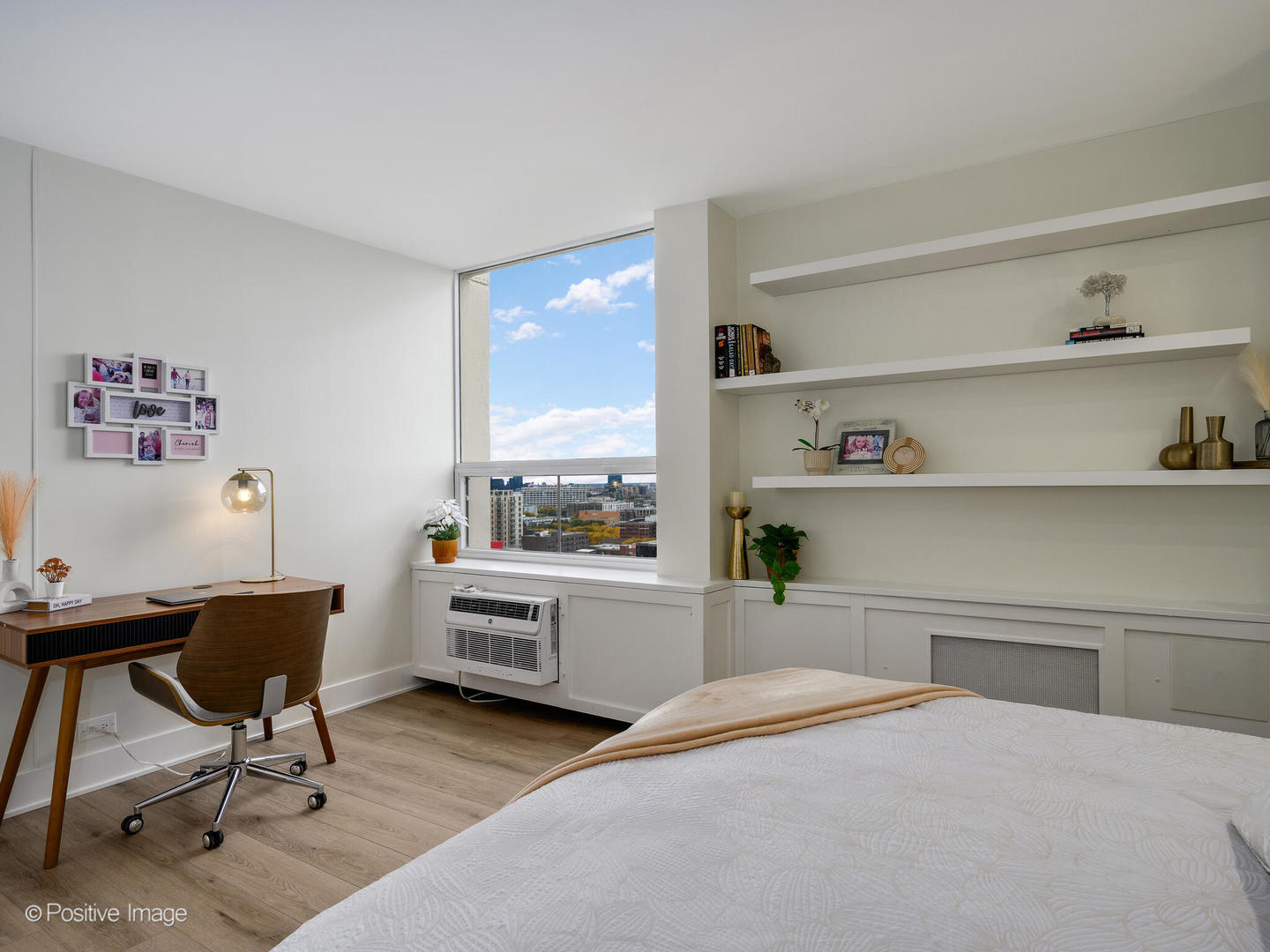 1355 North Sandburg Terrace, Unit 2201D Chicago, IL 60610 - Photo 19 of 44 a bedroom with a workspace