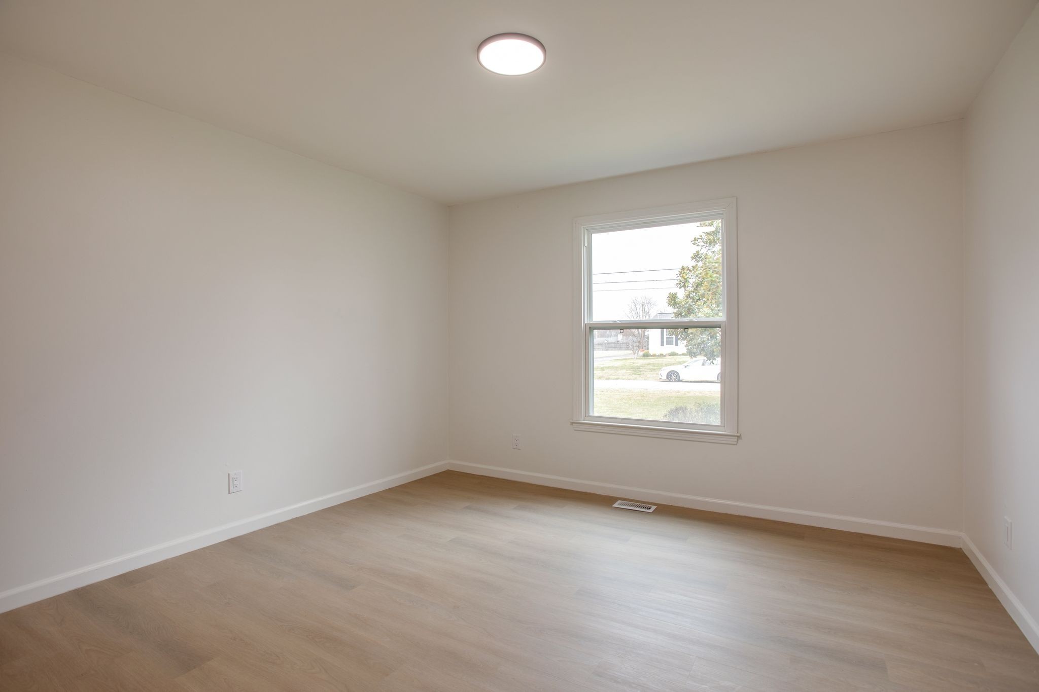 223 Hampton Road Columbia, TN 38401 - Photo 17 of 38 an empty room with a window