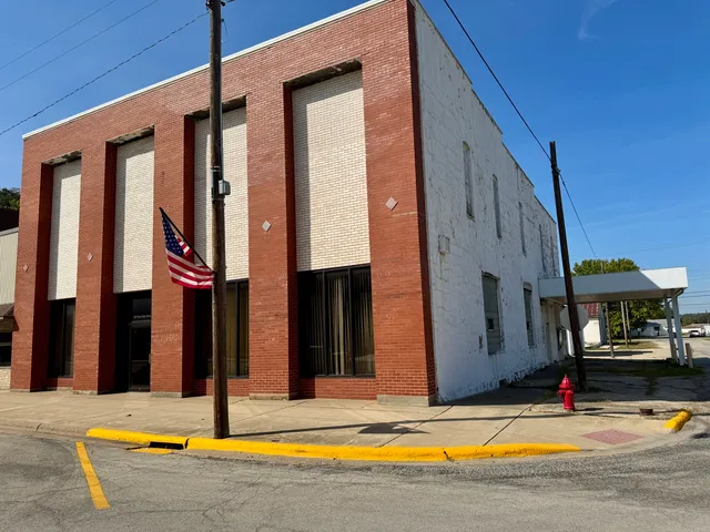 a view of an house with swimming pool