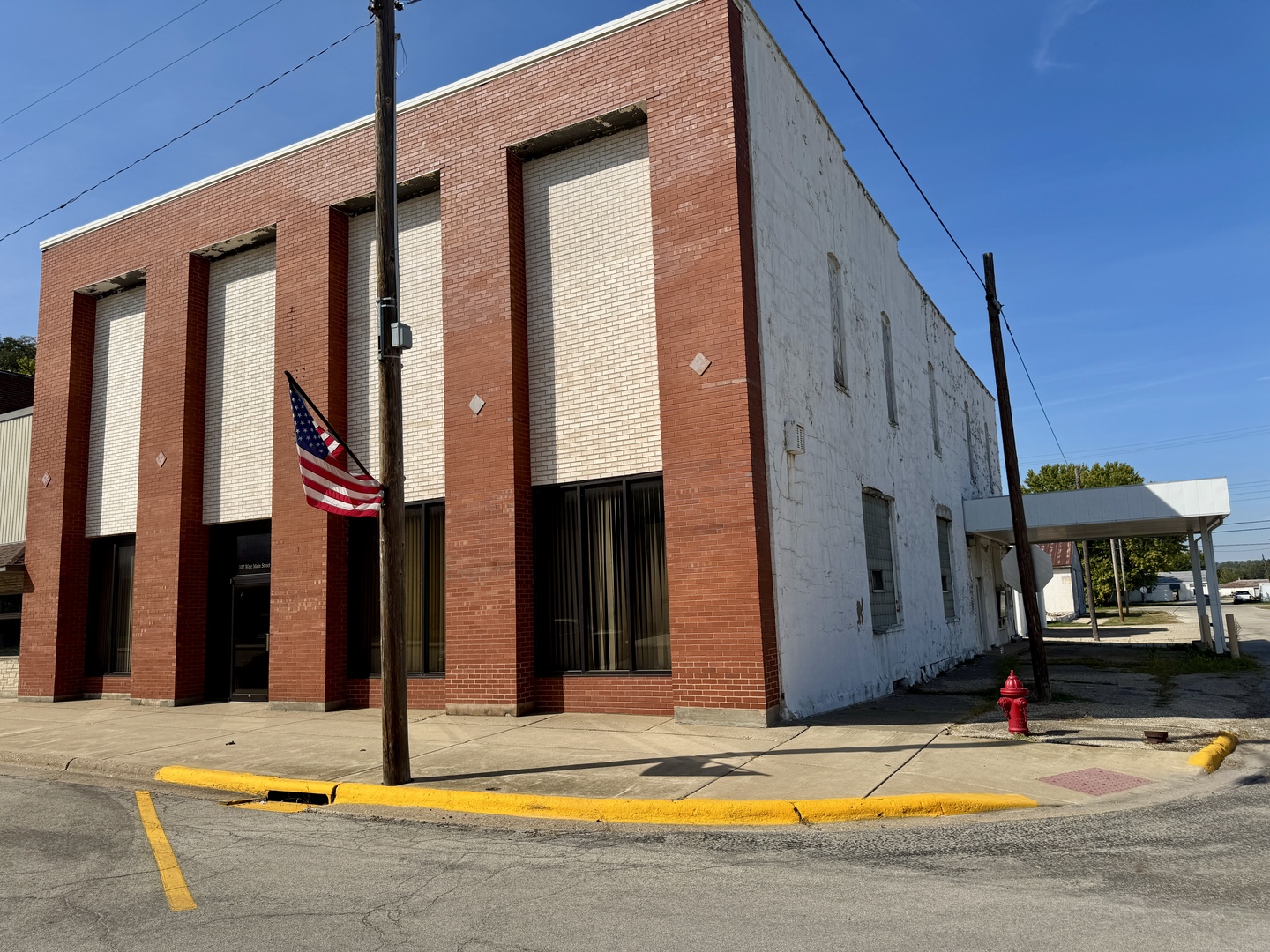 a view of an house with swimming pool