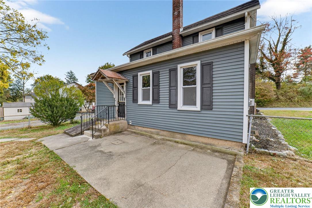 202 Main Street Portland, PA 18343 - Photo 9 of 40 a front view of a house with garden