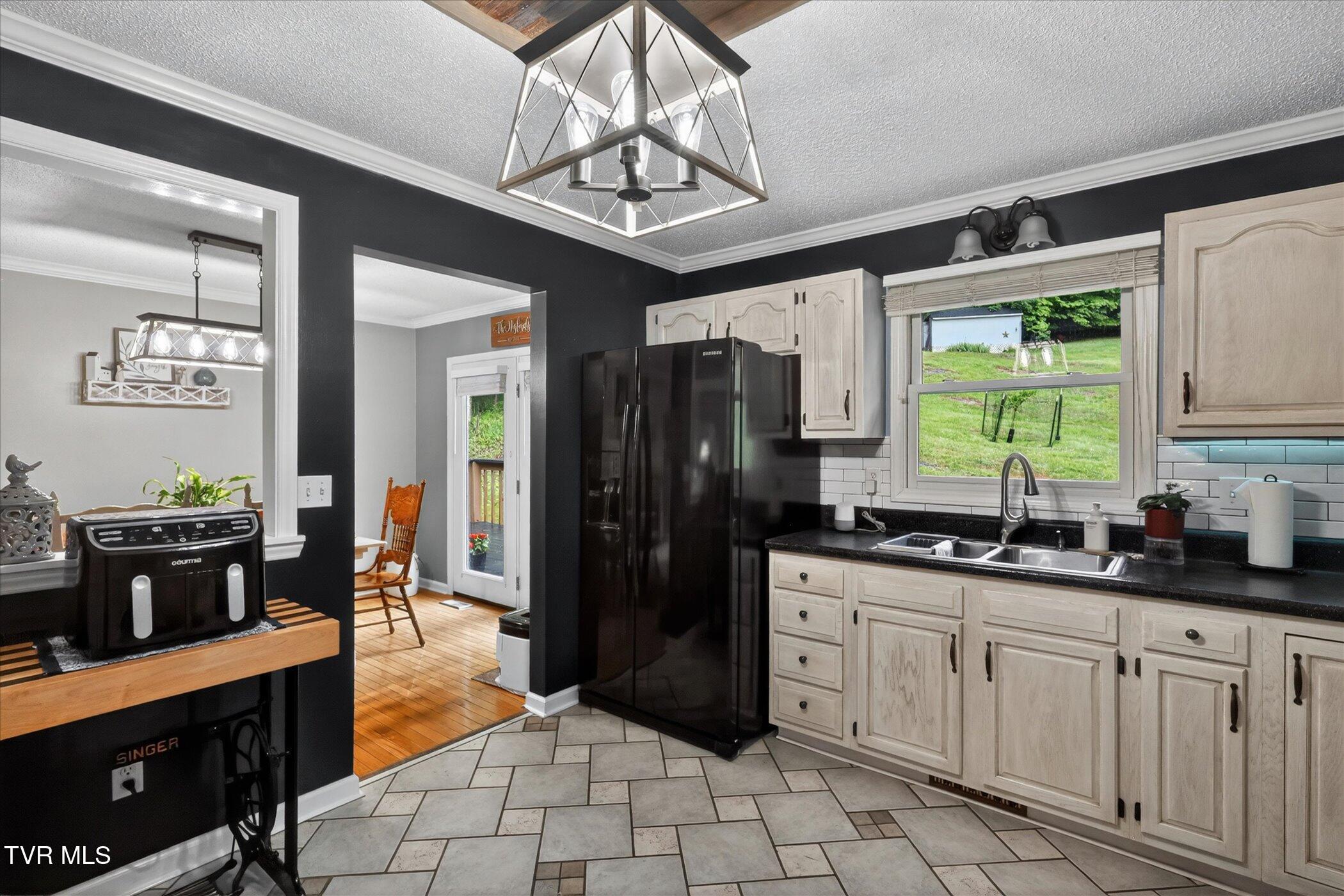 4020 Cooks Inlet Road Kingsport, TN 37664 - Photo 10 of 28 11-4020-Cooks-Inlet-Road-WindowStill