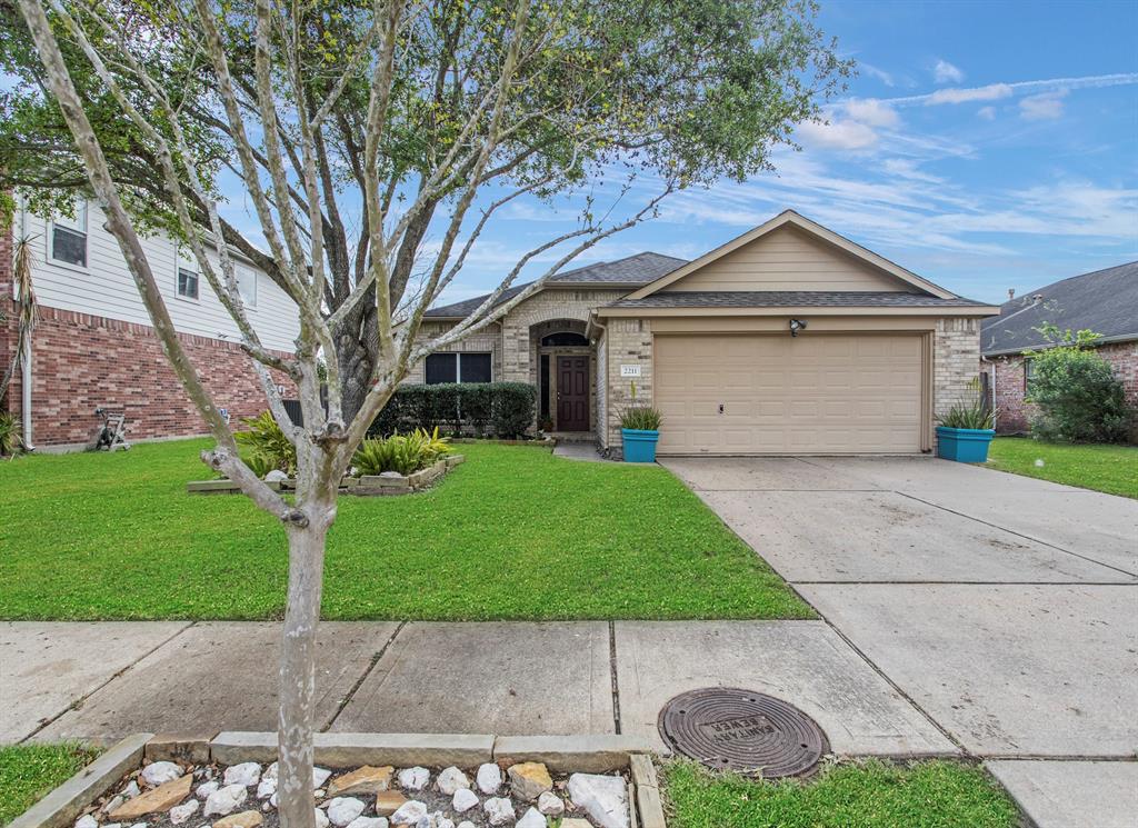 Wonderful rental opportunity available in Pearland's South Hampton!  Ideally located just a few minutes from Hwy 288, and zoned to highly desired Pearland ISD, this home has a great location AND great features!
