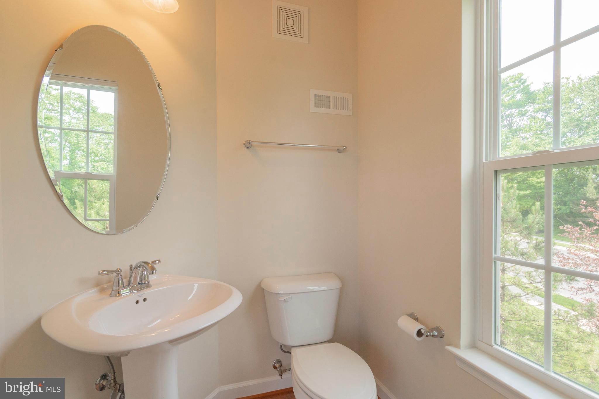 2000 Spring Run Circle Frederick, MD 21702 - Photo 18 of 49 POWDER ROOM