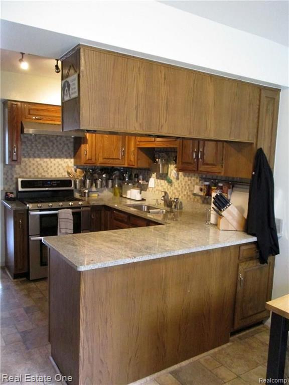938 Golfview Court Rochester Hills, MI 48307 - Photo 16 of 44