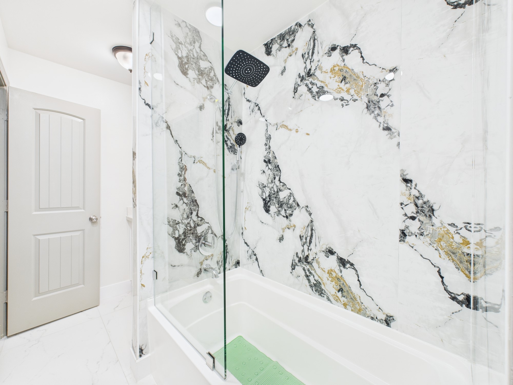 7836 Bateman Lane, Unit 7836 Houston, TX 77088 - Photo 25 of 44 Tub/Shower Combo w/Glass Wall