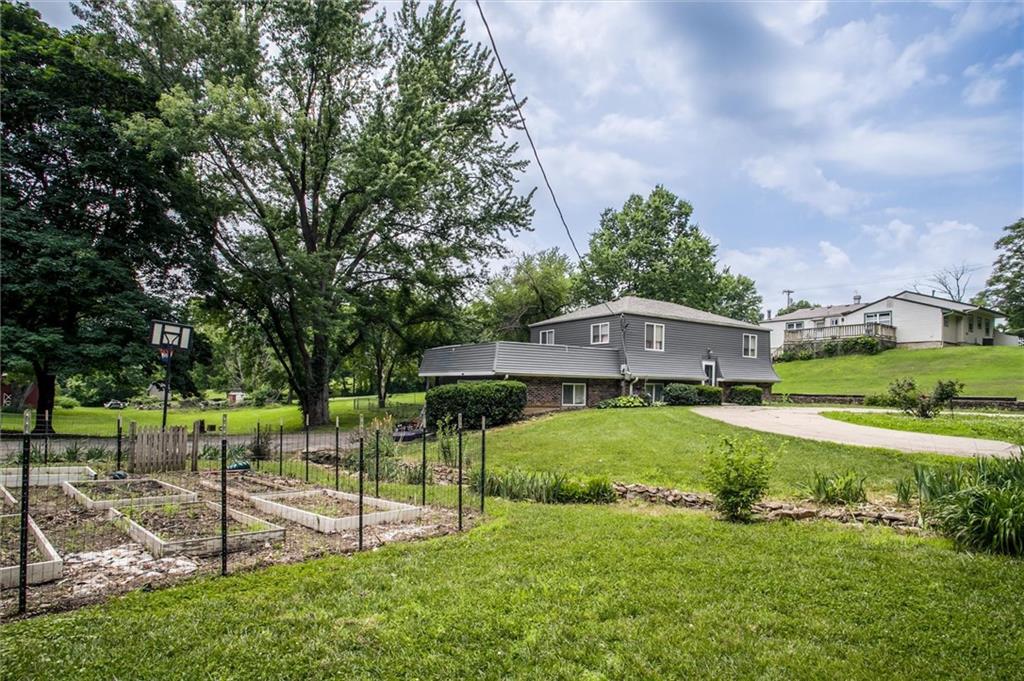 9251 Liggett Road Kansas City, KS 66109 - Photo 3 of 37