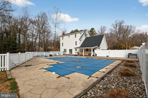 a view of a house with backyard and trees