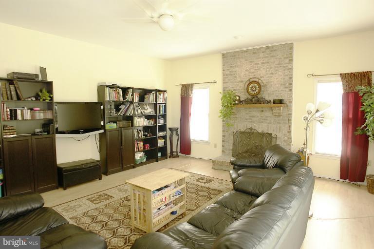 9212 Huntmaster Road Gaithersburg, MD 20882 - Photo 3 of 30 Family Room