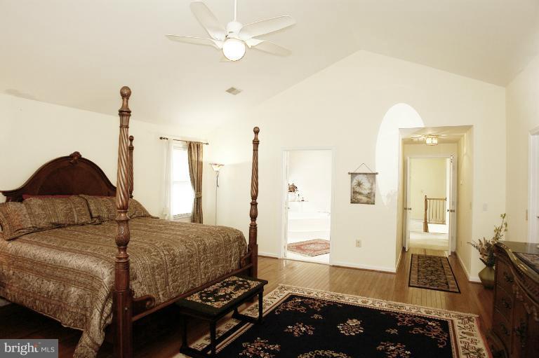 9212 Huntmaster Road Gaithersburg, MD 20882 - Photo 22 of 30 Walk-in closets and full garden bathroom