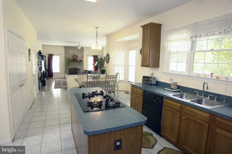 9212 Huntmaster Road Gaithersburg, MD 20882 - Photo 4 of 30 Breakfast area and family room is off the kitchen