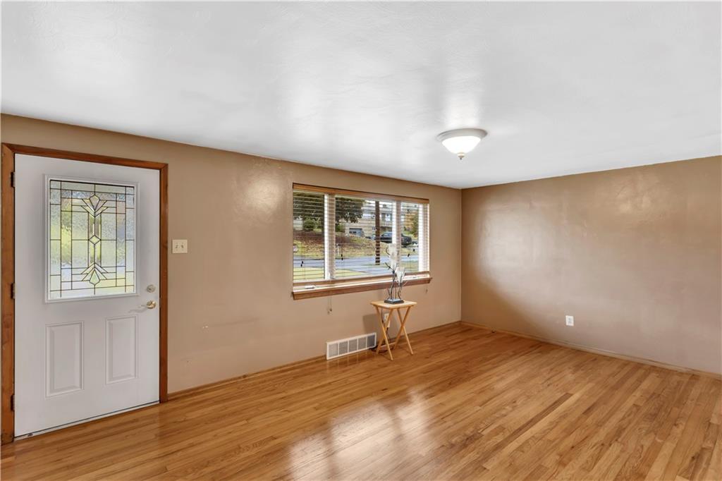 179 William Circle McKees Rocks, PA 15136 - Photo 4 of 30