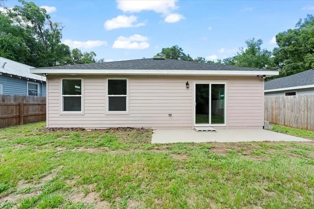 a view of a house with yard