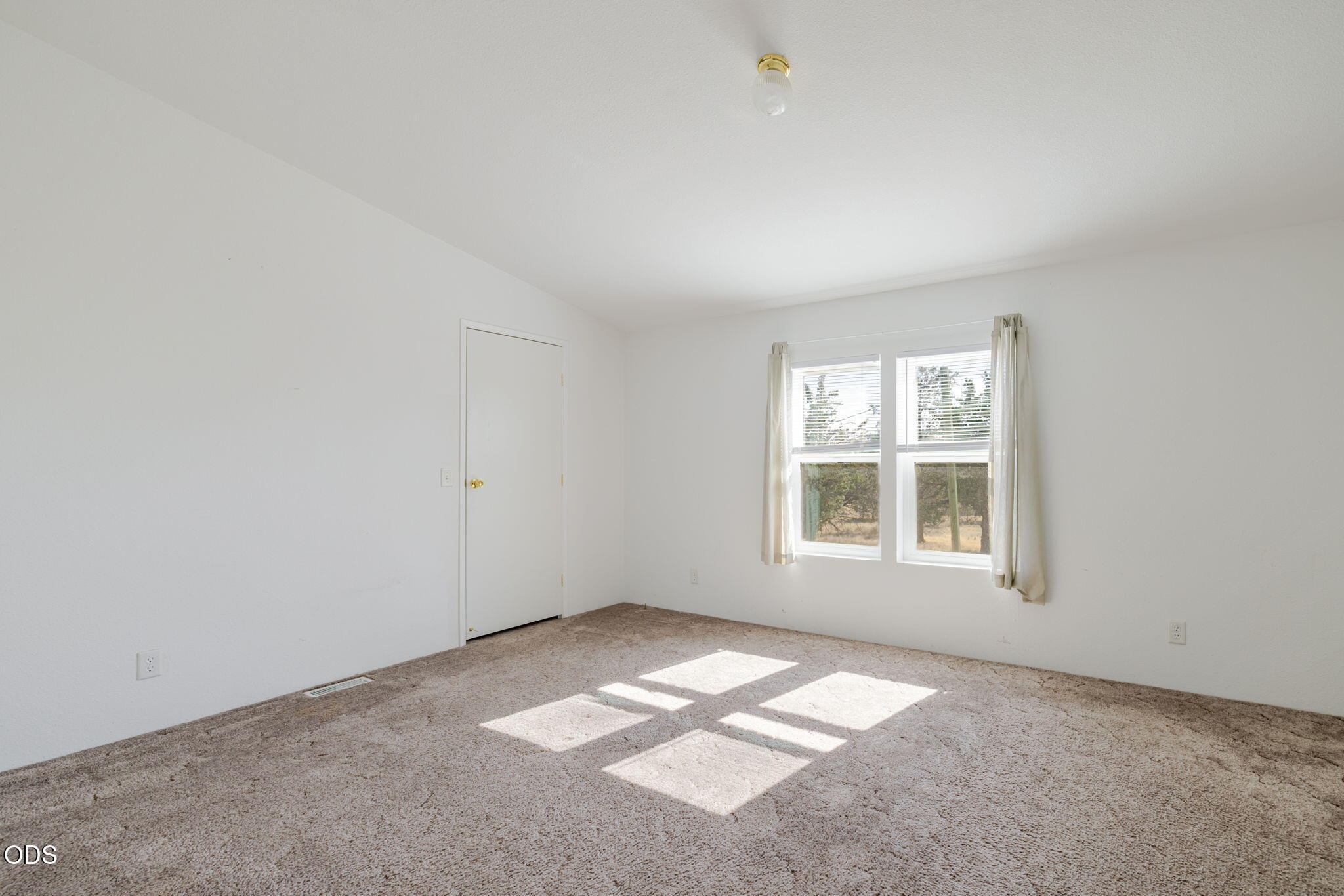8628 Southwest Crater Loop Road Terrebonne, OR 97760 - Photo 22 of 36 an empty room with a window