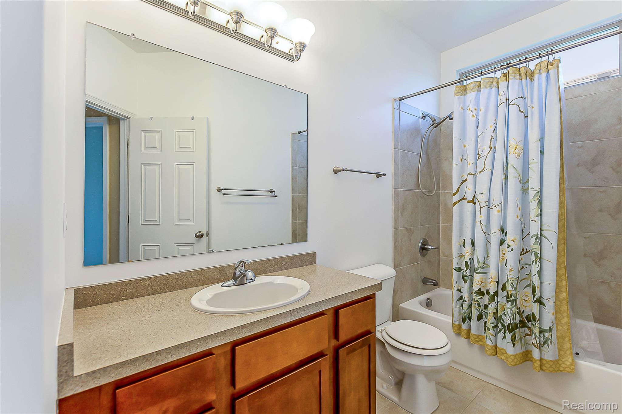 20605 Golf Ridge Circle Livonia, MI 48152 - Photo 26 of 42 Full Bathroom - Main Level