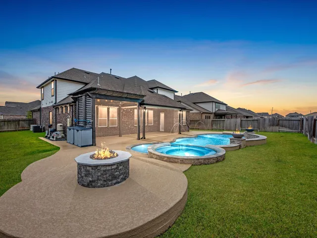 $624,990 | 11811 St Augustine Drive, Mont Belvieu, TX 77535