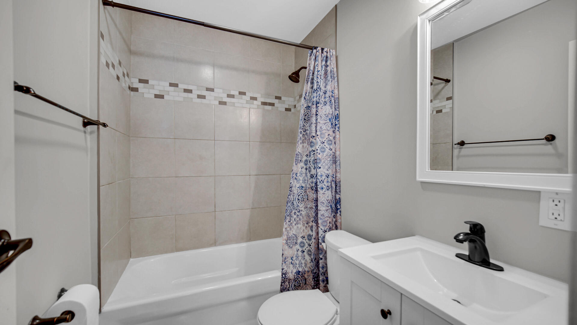 309 Michigami Trail Porter, IN 46304 - Photo 11 of 28 a bathroom with a sink a toilet and a bathtub