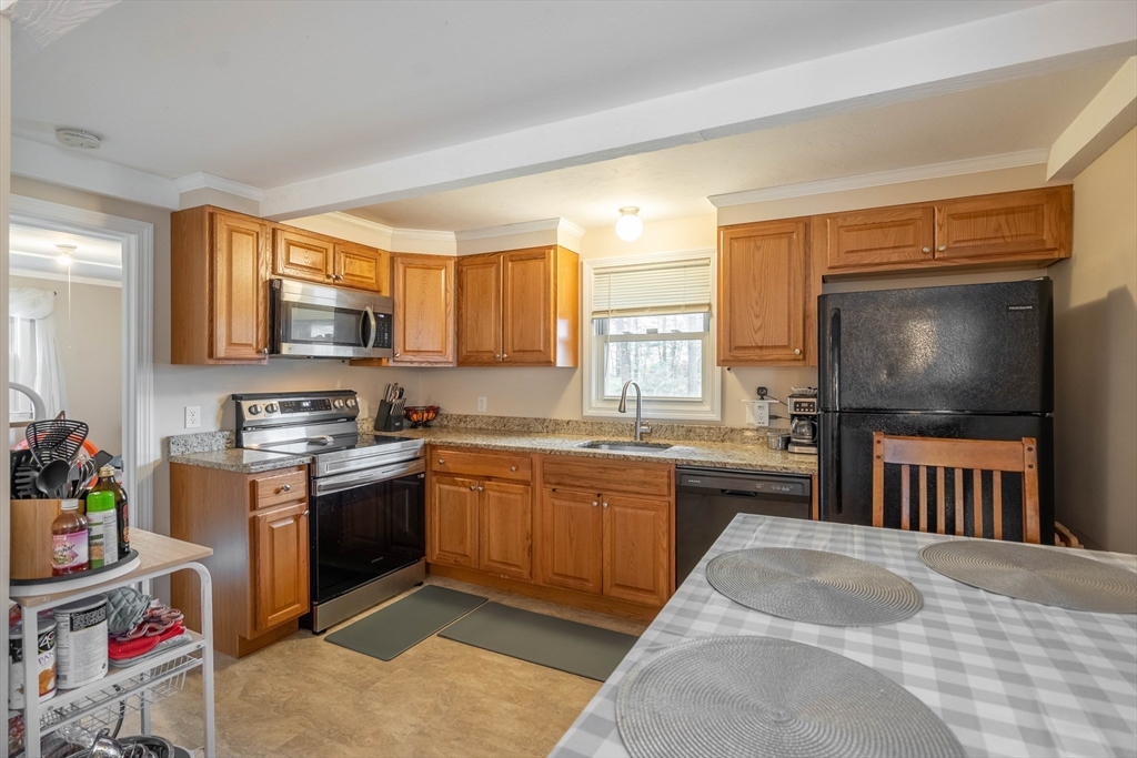 102 Worcester Road Charlton, MA 01507 - Photo 5 of 38 Gallery Image 5