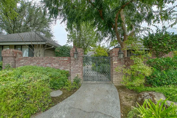 $719,900 | 5284 North Pleasant Avenue, Fresno, CA 93711