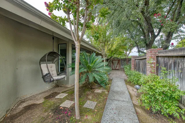 a view of entryway in front of house