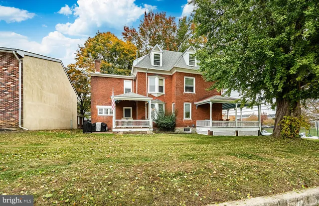 a view of a house with a big yard